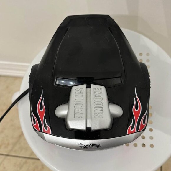 Hot Wheels Car Alarm Clock With AM/FM Radio, Night Light - Picture 3 of 6